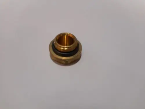 Stopfen aus Messing mit schwarzem Dichtungsring, passend für Remeha Produkte, auf weißem Hintergrund.